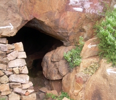 Arunachala, a Montanha de Shiva, em Tiruvanamalai ))) cavernas onde muitos sábios já se autorealizaram